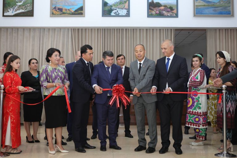 Открытие выставки «Женский образ в творчестве таджикских …