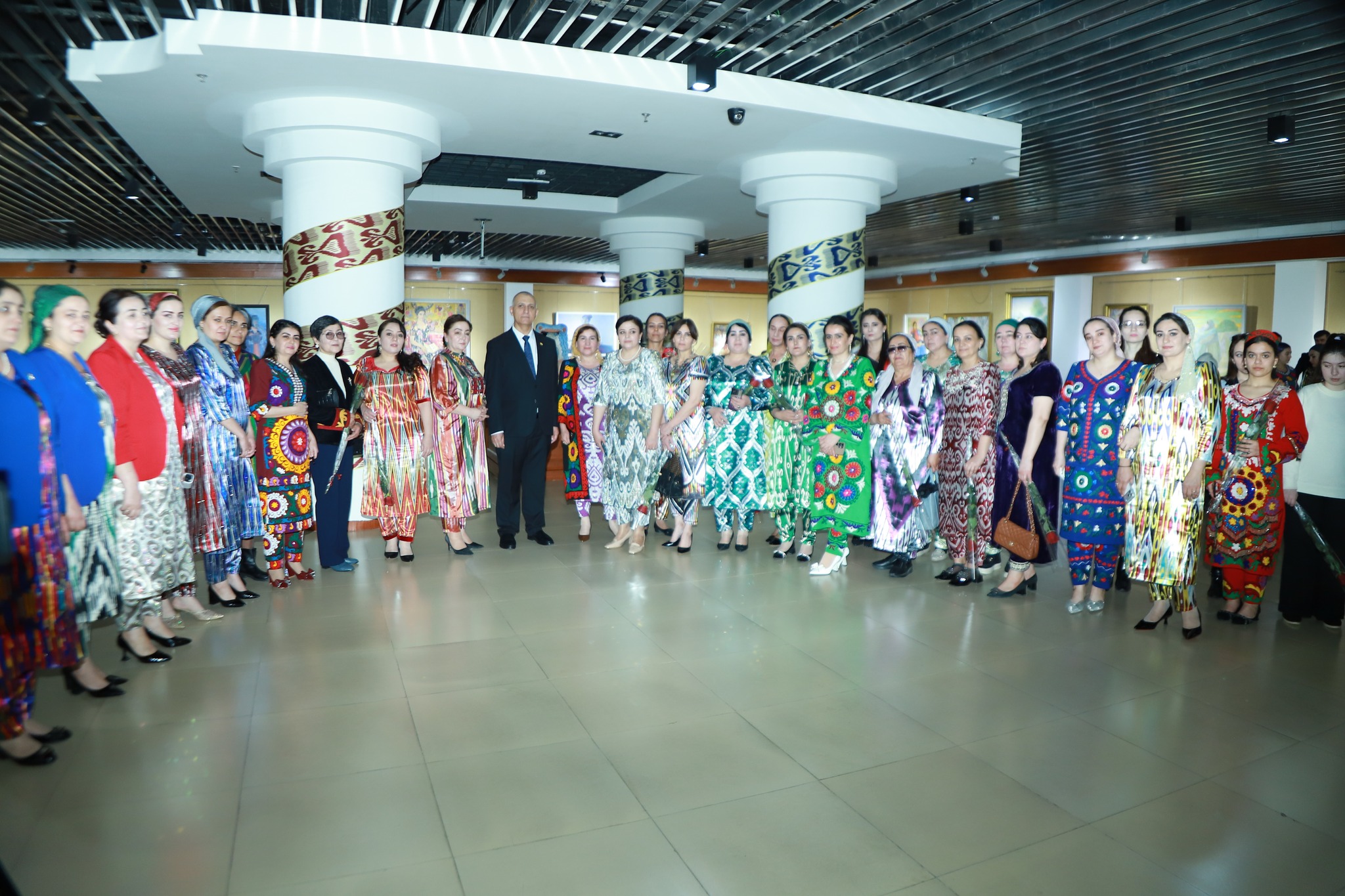 Ифтитоҳи намоиши “Ҷилваи зан-модар дар олами рангҳо” дар Осорхонаи миллӣ